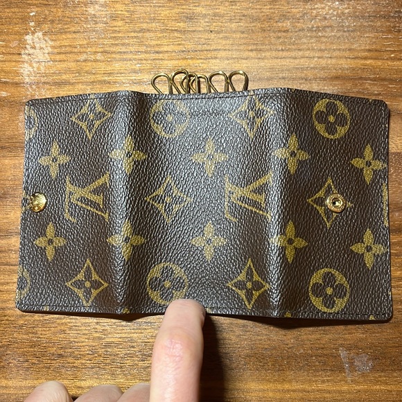 Louis Vuitton 6 Key Holder Monogram
*Authentic* - Picture 7 of 12